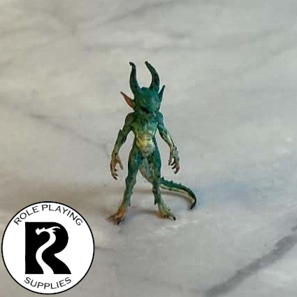 A dnd miniature quasit painted.
